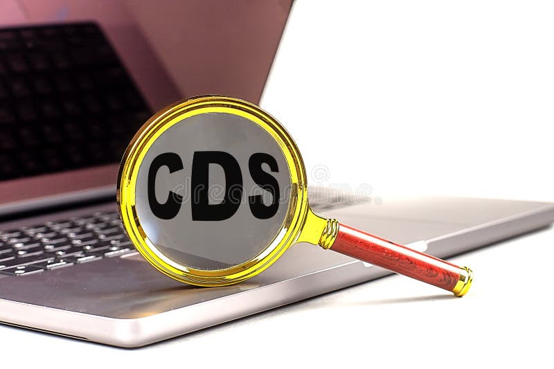 Palavra cds sobre ampliador no conceito de negócios de laptop imagem de stock royalty free
