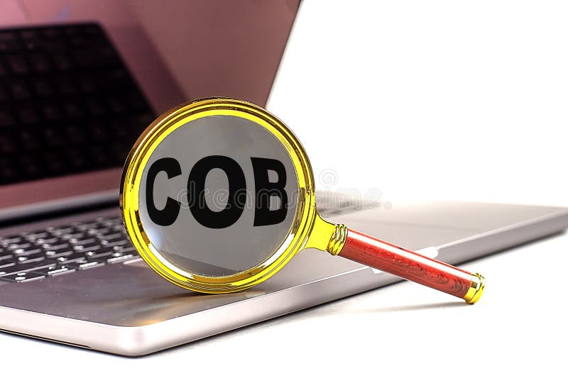 Palavra cob no amplificador no conceito de negócios de laptop imagens de stock