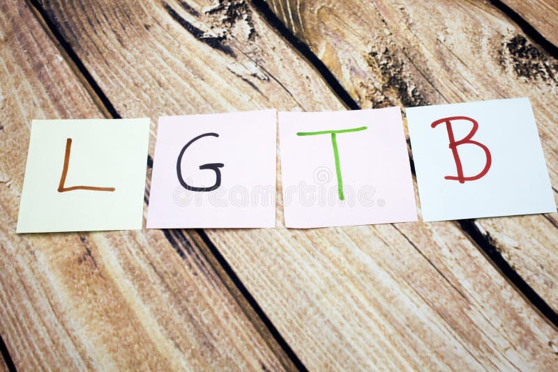 Palavra colorida escrita à mão de LGBT no Livro Branco acima do fundo de madeira retro da casca Imagem conceptual sobre direitos foto de stock Palavra colorida escrita à mão de LGBT no Livro Branco acima do fundo de madeira retro da casca Imagem conceptual sobre direitos foto de stock