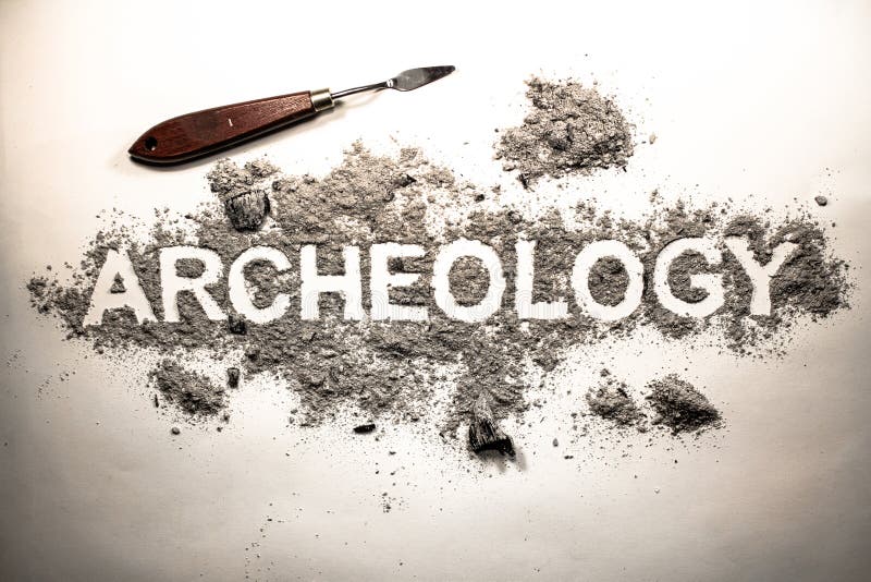 Palavra da arqueologia escrita nas letras em uma pilha da cinza, sujeira, solo