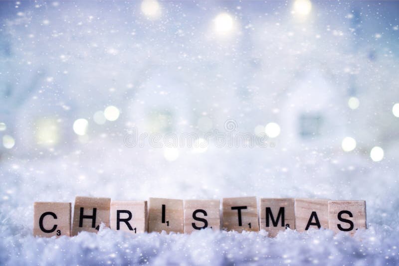 Palavra do Natal das letras no fundo do inverno com neve e luzes Molde, cartão Foco macio seletivo imagens de stock Palavra do Natal das letras no fundo do inverno com neve e luzes Molde, cartão Foco macio seletivo imagens de stock
