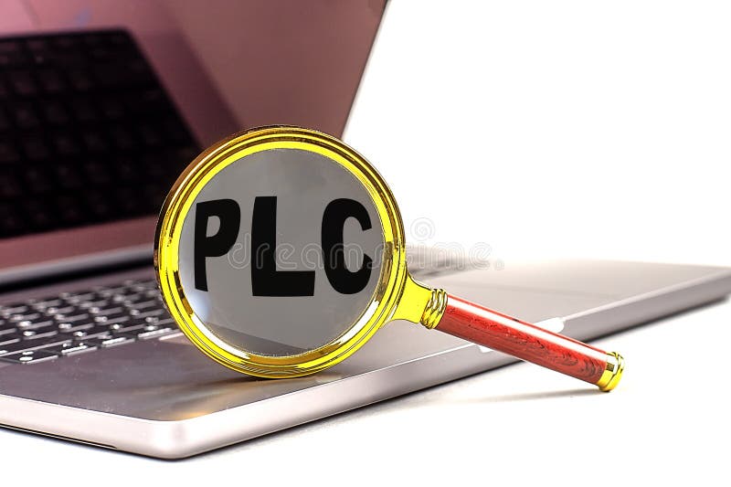 Palavra plc sobre amplificador em fundo branco de laptop foto de stock royalty free