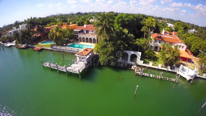 Palazzi di lusso di lungomare in Miami Beach