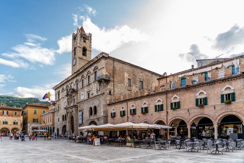 Palazzo dei capitani del popolo in Piazza del Popolo, Ascoli Piceno Italia