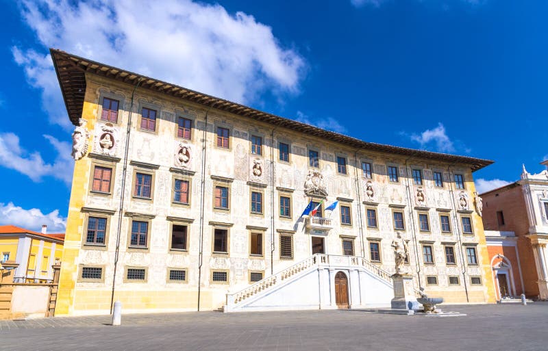 Palazzo dellaCarovana slott på den piazzadeiCavalieri Knights’ fyrkanten i historisk mitt av Pisa arkivfoto Palazzo dellaCarovana slott på den piazzadeiCavalieri Knights’ fyrkanten i historisk mitt av Pisa arkivfoto