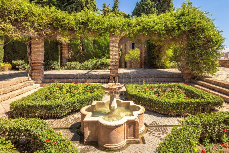Palazzo di Alcazaba e fortificazione nella città di Malaga in Andalusia Spagna Europe. giardino di serene con fontana e mattoni immagini stock libere da diritti