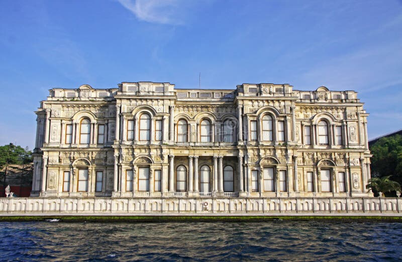 Palazzo di Beylerbeyi sulla banca dello stretto di Bosphorus a Costantinopoli fotografia stock libera da diritti Palazzo di Beylerbeyi sulla banca dello stretto di Bosphorus a Costantinopoli fotografia stock libera da diritti
