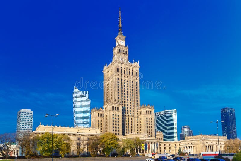 Palazzo di cultura e di scienza nella città del centro, Polonia di Varsavia fotografia stock Palazzo di cultura e di scienza nella città del centro, Polonia di Varsavia fotografia stock