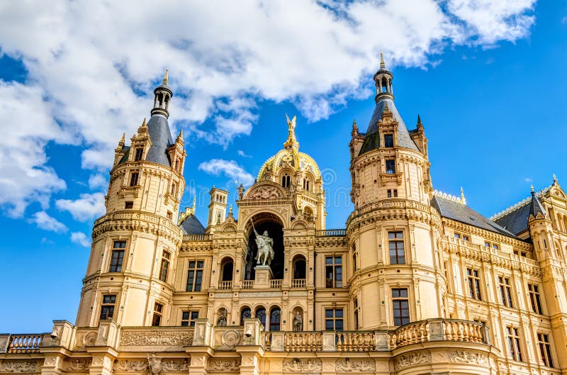 Palazzo di Schwerin nello stile romantico di architettura di storicismo fotografia stock libera da diritti Palazzo di Schwerin nello stile romantico di architettura di storicismo fotografia stock libera da diritti