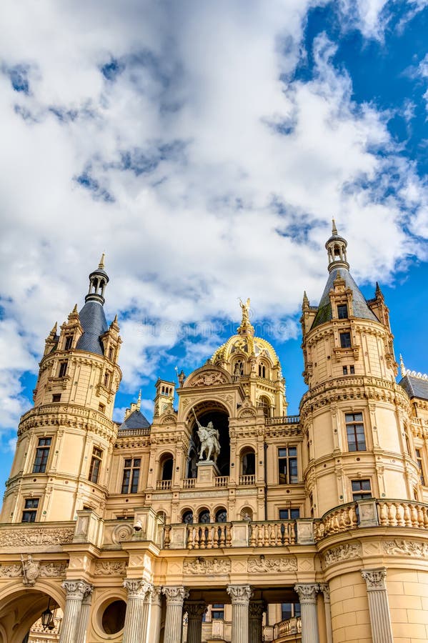 Palazzo di Schwerin nello stile romantico di architettura di storicismo fotografia stock libera da diritti Palazzo di Schwerin nello stile romantico di architettura di storicismo fotografia stock libera da diritti