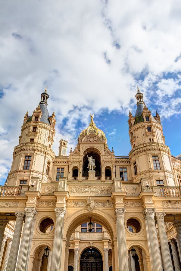 Palazzo di Schwerin nello stile romantico di architettura di storicismo fotografie stock libere da diritti Palazzo di Schwerin nello stile romantico di architettura di storicismo fotografie stock libere da diritti