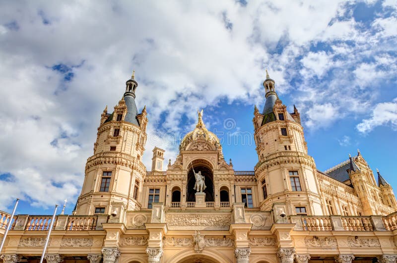 Palazzo di Schwerin nello stile romantico di architettura di storicismo immagini stock Palazzo di Schwerin nello stile romantico di architettura di storicismo immagini stock