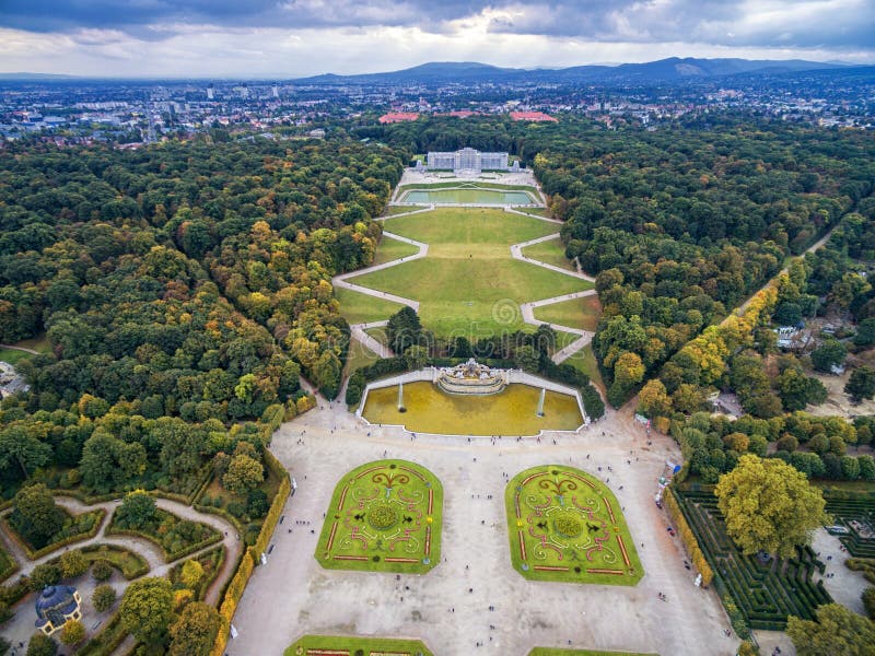Palazzo e giardino di Schonbrunn a Vienna con la decorazione del fiore e del parco Oggetto facente un giro turistico a Vienna, Au fotografia stock libera da diritti Palazzo e giardino di Schonbrunn a Vienna con la decorazione del fiore e del parco Oggetto facente un giro turistico a Vienna, Au fotografia stock libera da diritti