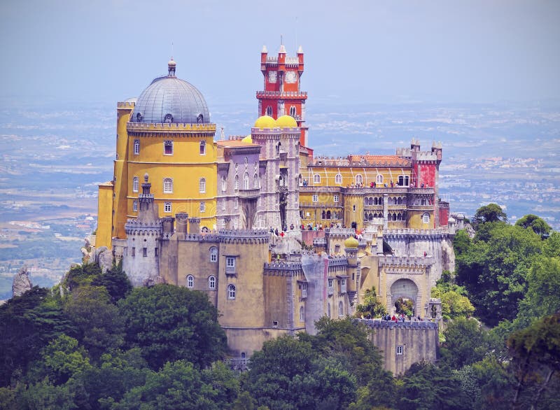 Palazzo e parco nazionali di Pena in Sintra immagine stock libera da diritti Palazzo e parco nazionali di Pena in Sintra immagine stock libera da diritti
