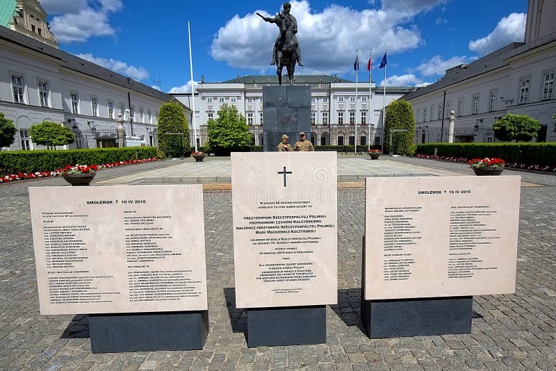Palazzo presidenziale con il monumento del disastro a Smolensk a Varsavia, Polonia fotografie stock Palazzo presidenziale con il monumento del disastro a Smolensk a Varsavia, Polonia fotografie stock