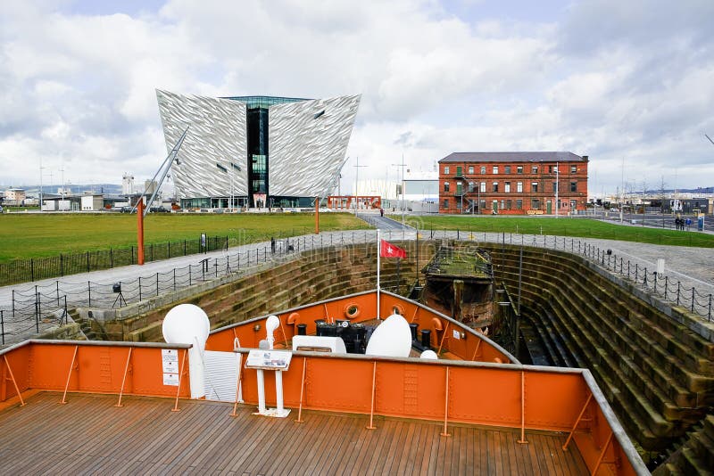 Palazzo Museo Titanic visto dal ponte della Nomadic fotografie stock