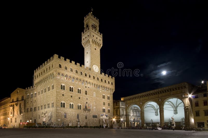 Famoso sul di notte con la luna piena.