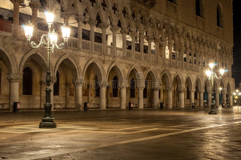 Palazzo Venezia Italia dei doge alla notte con due poste della lampada immagine stock libera da diritti Palazzo Venezia Italia dei doge alla notte con due poste della lampada immagine stock libera da diritti