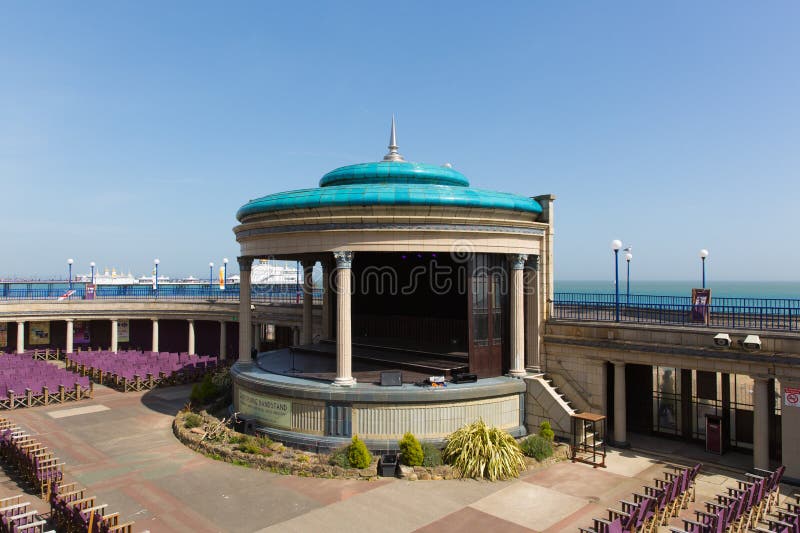 Palco dell'orchestra East Sussex di Eastbourne in bello tempo della molla fotografia stock libera da diritti Palco dell'orchestra East Sussex di Eastbourne in bello tempo della molla fotografia stock libera da diritti