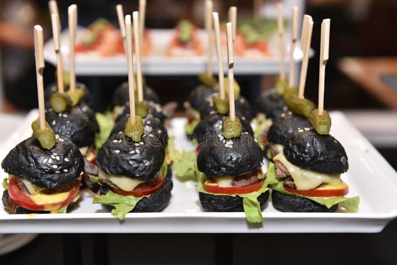 Palcowy jedzenie ustawiający mała czarna hamburger usługa fotografia stock Palcowy jedzenie ustawiający mała czarna hamburger usługa fotografia stock