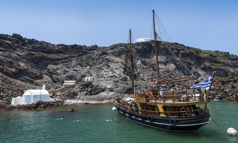 PALEA KAMENI, ΤΟΝ ΙΟΎΝΙΟ ΤΟΥ 2019 - ηφαιστειακοί μαύροι βράχοι, εκκλησία Άγιου Βασίλη & καυτά ελατήρια στο ηφαίστειο Palea Kameni στοκ εικόνες PALEA KAMENI, ΤΟΝ ΙΟΎΝΙΟ ΤΟΥ 2019 - ηφαιστειακοί μαύροι βράχοι, εκκλησία Άγιου Βασίλη & καυτά ελατήρια στο ηφαίστειο Palea Kameni στοκ εικόνες