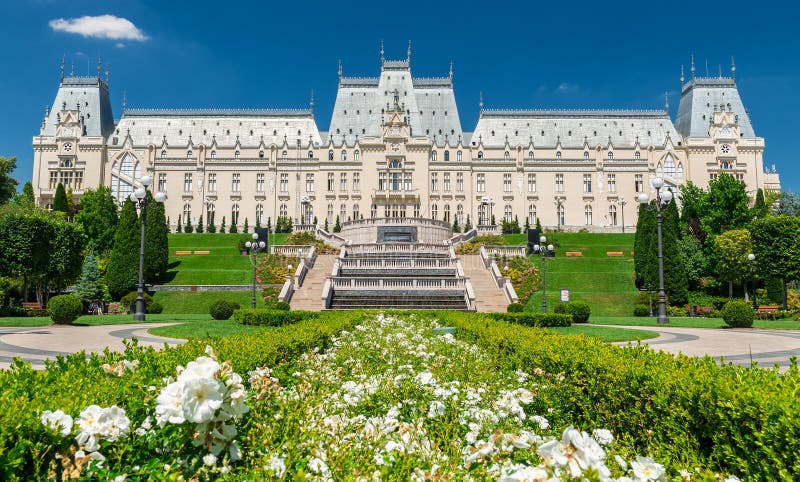 Paleis van Cultuur in Iasi, Roemenië in de zomer stock foto Paleis van Cultuur in Iasi, Roemenië in de zomer stock foto