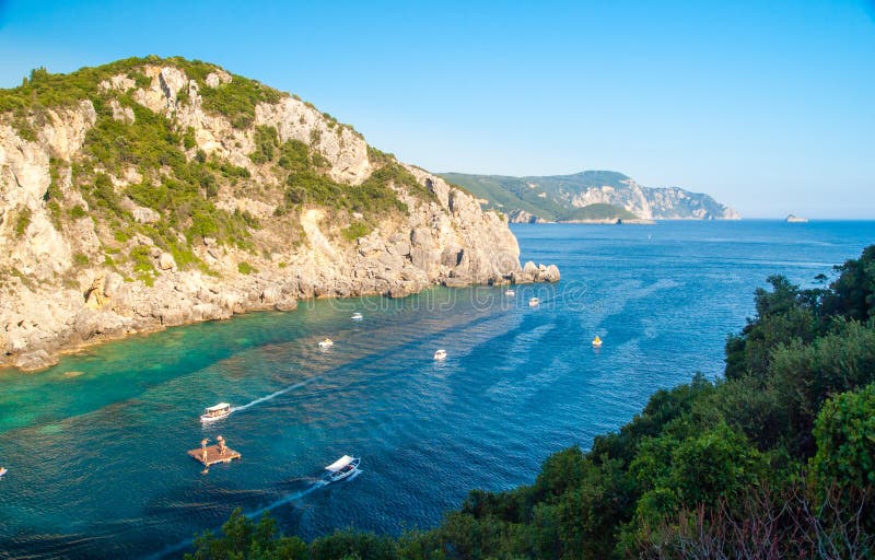 Paleokastritsa-Bucht, Korfu-Insel, Griechenland lizenzfreie stockbilder Paleokastritsa-Bucht, Korfu-Insel, Griechenland lizenzfreie stockbilder