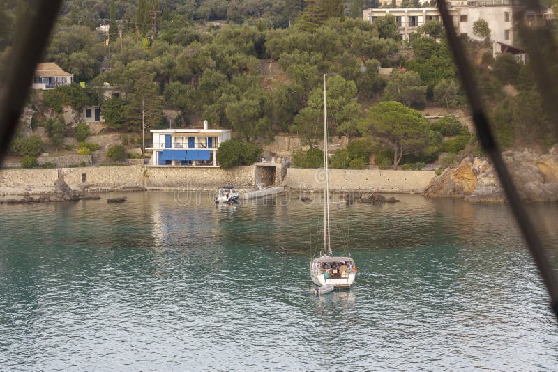 Paleokastritsa, Corfù, Grecia - 15 luglio 2018, barca con i turisti fotografia stock libera da diritti Paleokastritsa, Corfù, Grecia - 15 luglio 2018, barca con i turisti fotografia stock libera da diritti