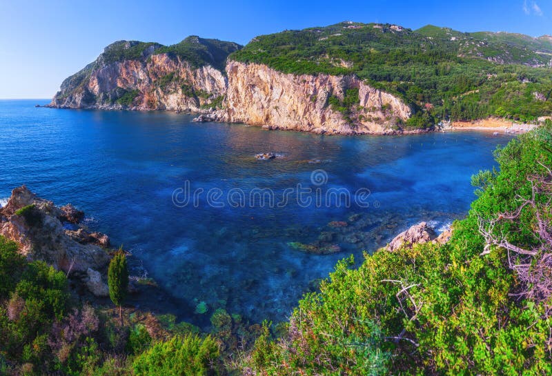 Paleokastritsa著名海滩风景在接近的海湾的与cryst 免版税库存照片 Paleokastritsa著名海滩风景在接近的海湾的与cryst 免版税库存照片
