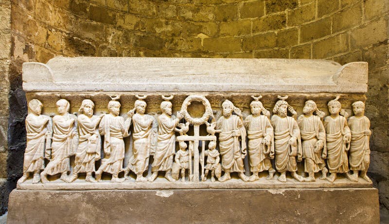 Palermo - Entlastung von einem der mittelalterlichen Gräber unter Kathedrale lizenzfreies stockbild Palermo - Entlastung von einem der mittelalterlichen Gräber unter Kathedrale lizenzfreies stockbild