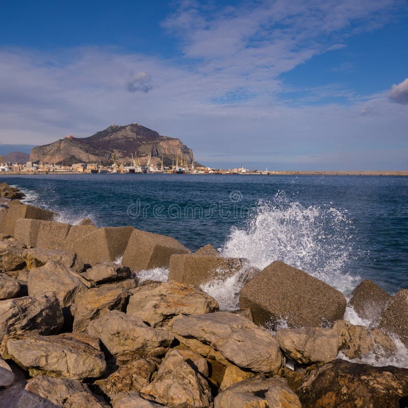 Palermo-Hafen mit Berg Pellegrino und Utveggio ziehen sich zurück lizenzfreie stockfotos Palermo-Hafen mit Berg Pellegrino und Utveggio ziehen sich zurück lizenzfreie stockfotos