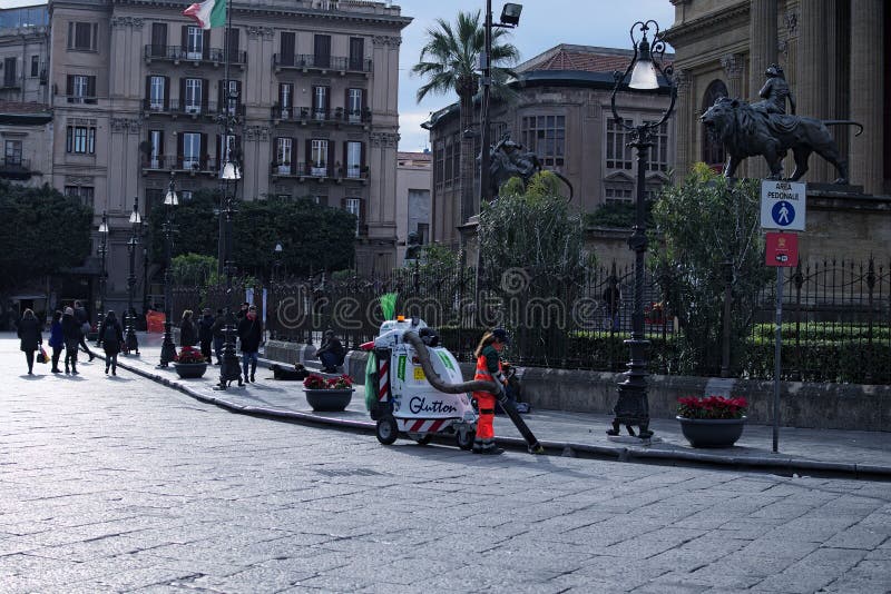 PALERMO, ITALY†„03 Januari 2017: De de dienstambtenaar zuigt het vierkant dichtbij Massimo Theater Teatro Massimo stock fotografie PALERMO, ITALY†„03 Januari 2017: De de dienstambtenaar zuigt het vierkant dichtbij Massimo Theater Teatro Massimo stock fotografie