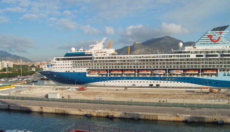 Palermo, Sicily, październik 7, 2018: statek wycieczkowy dokował w porcie, słoneczny dzień, widok od statku wycieczkowego Marina zdjęcia stock Palermo, Sicily, październik 7, 2018: statek wycieczkowy dokował w porcie, słoneczny dzień, widok od statku wycieczkowego Marina zdjęcia stock