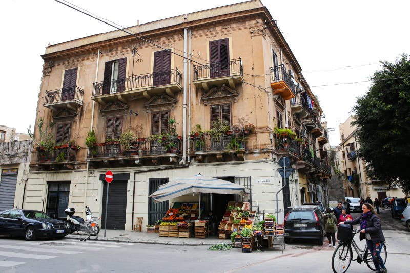 Palermo-Straßenecke mit Trachtenmodegebäude stockbild Palermo-Straßenecke mit Trachtenmodegebäude stockbild