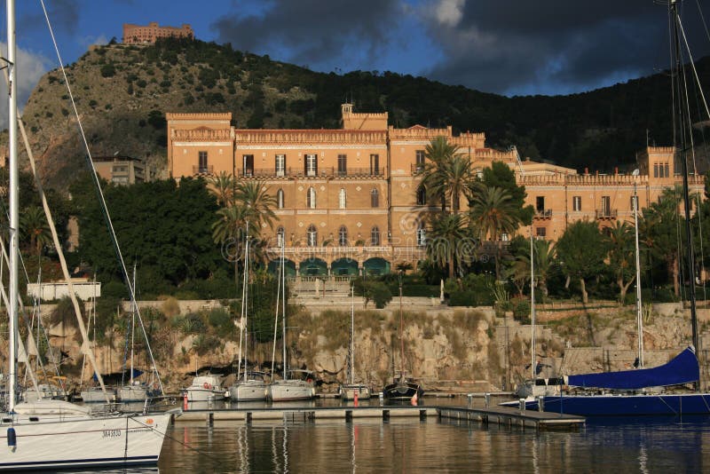 Palermos kleines Port_ Landhaus Igiea Freiheitgebäude u. Utveggio Castel stockbild Palermos kleines Port_ Landhaus Igiea Freiheitgebäude u. Utveggio Castel stockbild