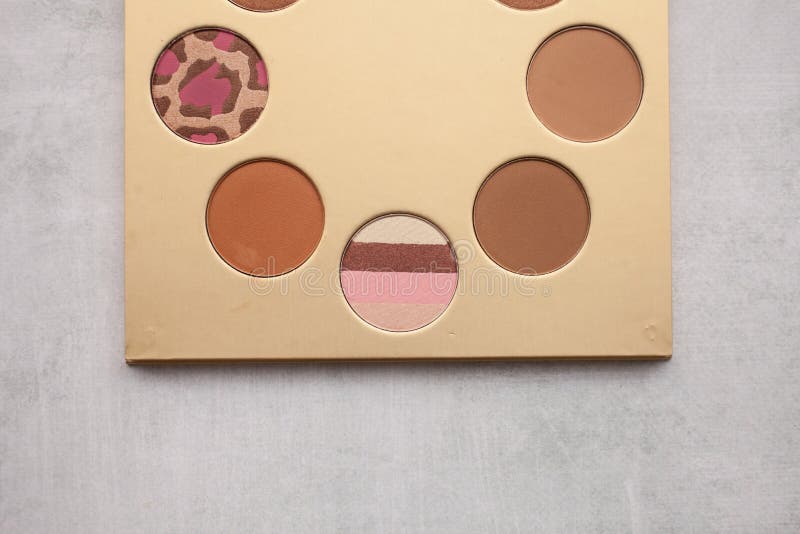 Paleta del oro con el bronzer para el maquillaje Belleza y concepto de la moda foto de archivo libre de regalías Paleta del oro con el bronzer para el maquillaje Belleza y concepto de la moda foto de archivo libre de regalías