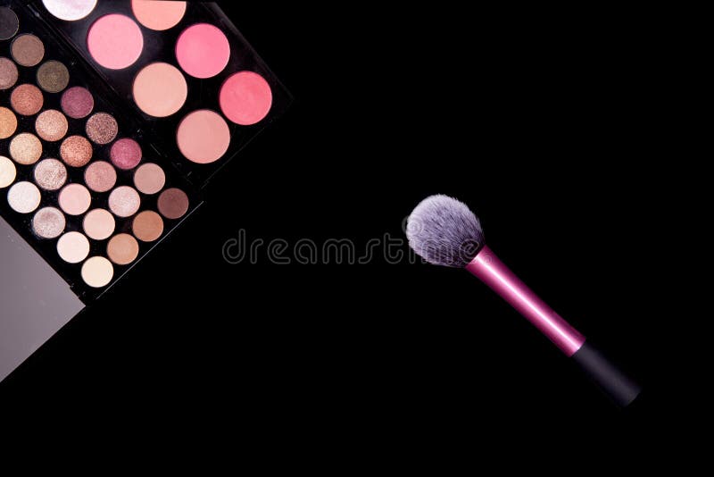 Paleta Y Cepillo Del Maquillaje En Fondo Negro Puro Imagen de archivo - Imagen de primer, encanto: 83722353 Paleta Y Cepillo Del Maquillaje En Fondo Negro Puro Imagen de archivo - Imagen de primer, encanto: 83722353
