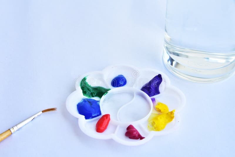 Palette der Wasserfarbe mit Pinsel auf weißem Hintergrund stockfoto Palette der Wasserfarbe mit Pinsel auf weißem Hintergrund stockfoto