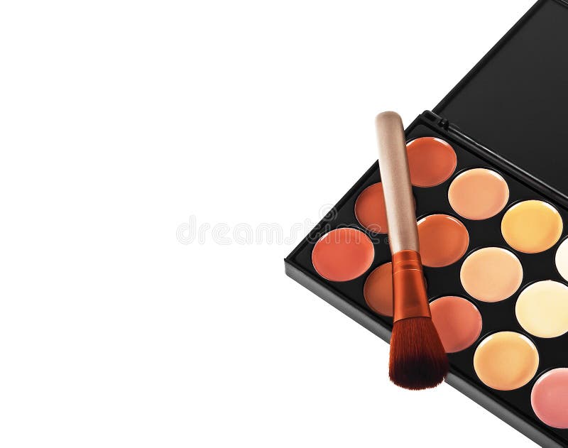 Palette für Make-up und Kosmetikbürste auf weißem Hintergrund, obere Ansicht