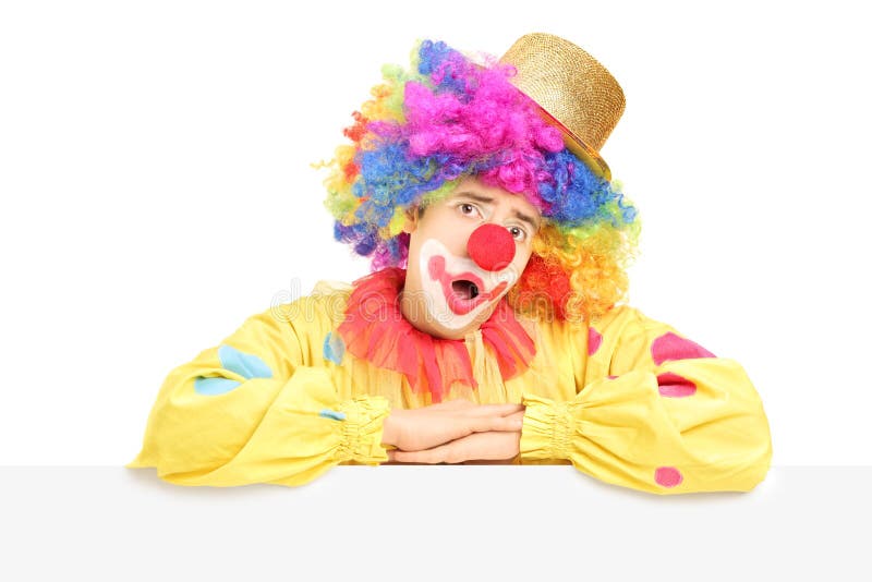 Palhaço de circo masculino que faz uma careta em um painel vazio imagens de stock royalty free Palhaço de circo masculino que faz uma careta em um painel vazio imagens de stock royalty free