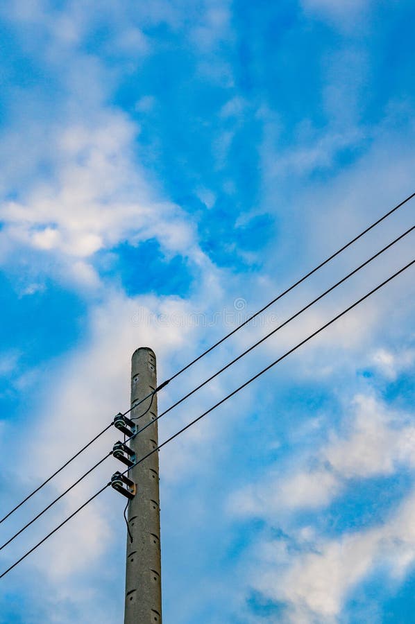 Pali di telefono con i cavi ed il cielo fotografie stock libere da diritti Pali di telefono con i cavi ed il cielo fotografie stock libere da diritti