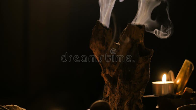 Palillo del incienso que quema con humo fotografía de archivo libre de regalías Palillo del incienso que quema con humo fotografía de archivo libre de regalías