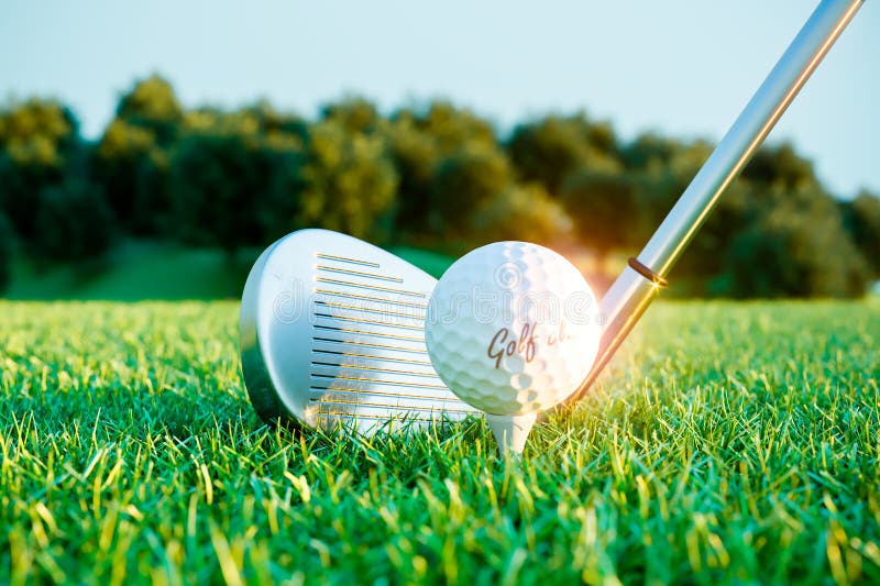 Palillo y bola del hierro del golf en curso antes del impacto 3d ilustración del vector Palillo y bola del hierro del golf en curso antes del impacto 3d ilustración del vector