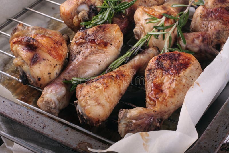 Palillos de pollo asados a la parilla fotos de archivo libres de regalías Palillos de pollo asados a la parilla fotos de archivo libres de regalías