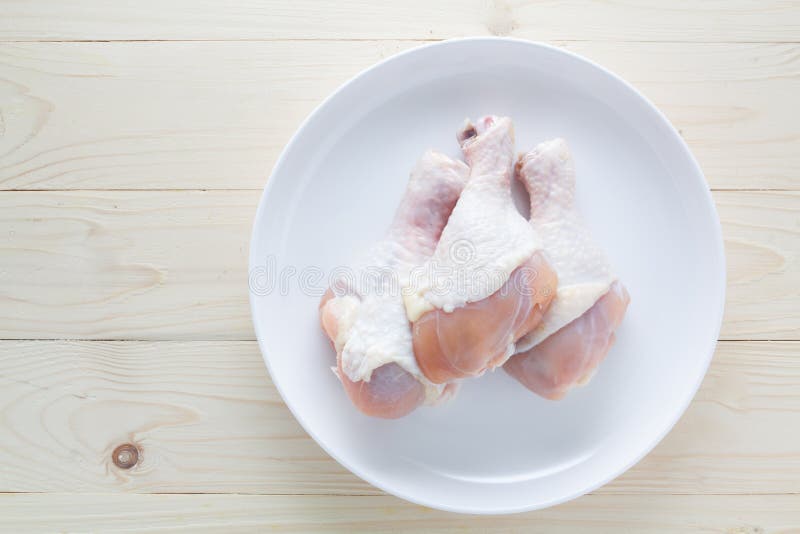 Palillos de pollo frescos con una placa foto de archivo Palillos de pollo frescos con una placa foto de archivo
