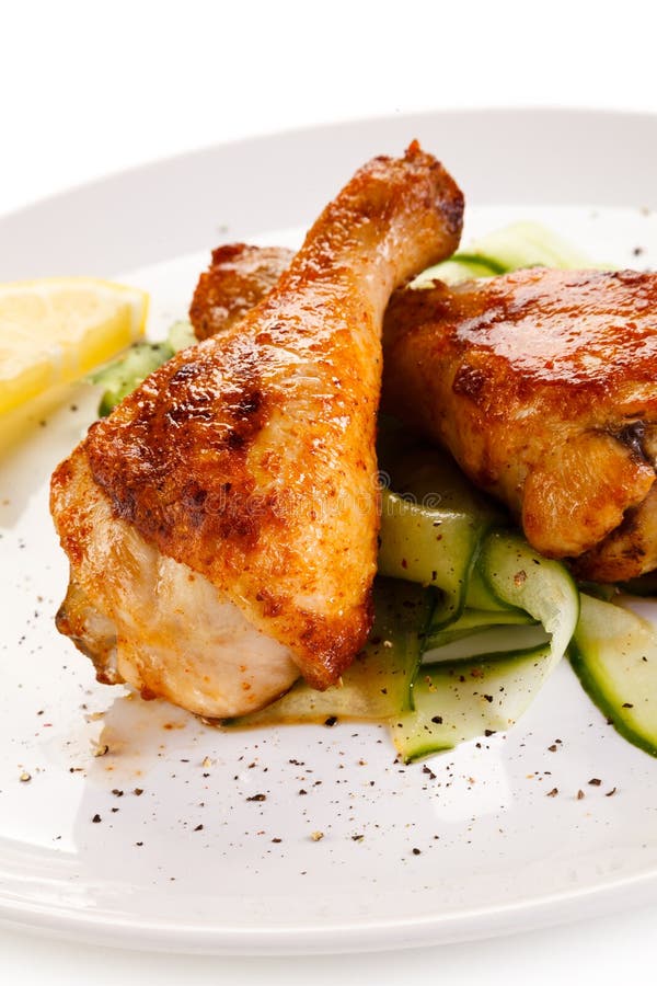 Palillos y verduras asados a la parrilla de pollo imagen de archivo libre de regalías Palillos y verduras asados a la parrilla de pollo imagen de archivo libre de regalías