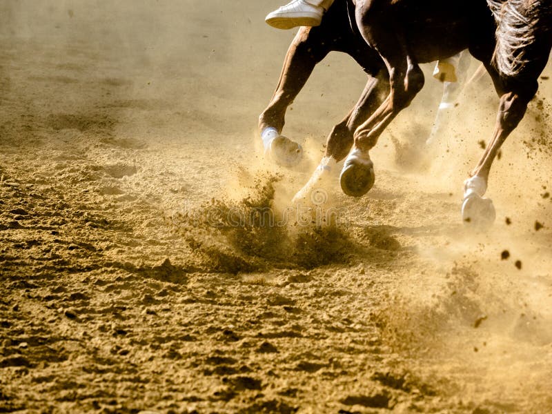 Palio-Di Asti-Pferderennendetails von galoppierenden Pferdebeinen auf Hippodrom Palio-Di Asti-Pferderennendetails von galoppierenden Pferdebeinen auf Hippodrom