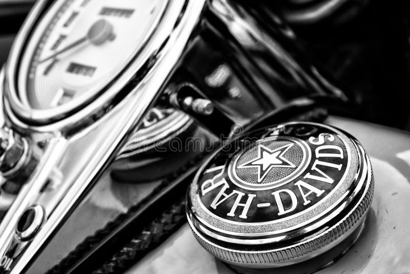 Paliwowy zbiornik i deska rozdzielcza zakrywamy motocykl Harley-Davidson zdjęcia stock Paliwowy zbiornik i deska rozdzielcza zakrywamy motocykl Harley-Davidson zdjęcia stock