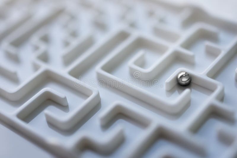 Palla bianca di metallo e del labirinto, concetto complesso di soluzione dei problemi fotografia stock libera da diritti Palla bianca di metallo e del labirinto, concetto complesso di soluzione dei problemi fotografia stock libera da diritti