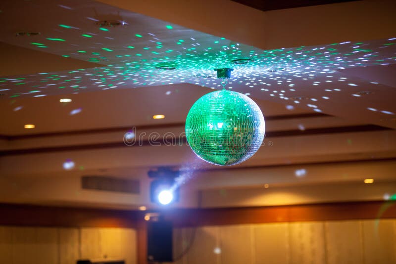 Palla con i raggi luminosi, foto della discoteca del fondo del partito di notte Il partito illumina la sfera della discoteca immagine stock Palla con i raggi luminosi, foto della discoteca del fondo del partito di notte Il partito illumina la sfera della discoteca immagine stock